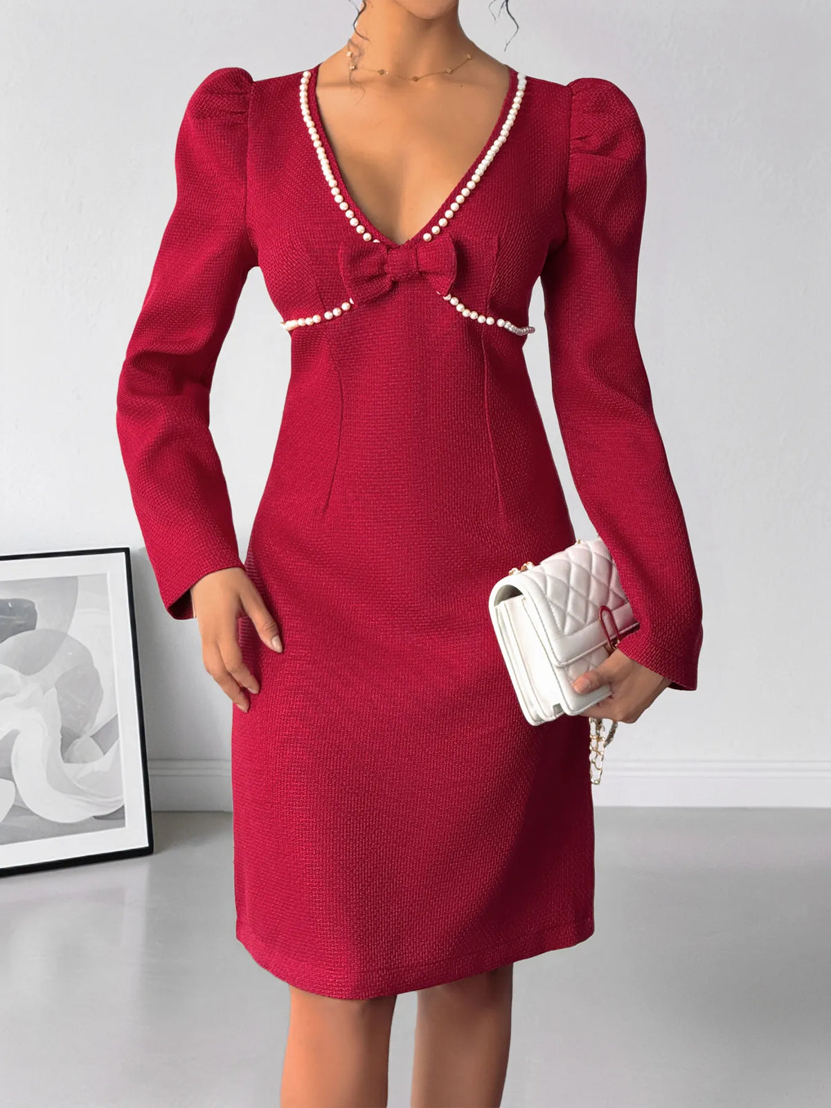 Robe moulante rouge à col V, liséré de perles et nœud – vue 4