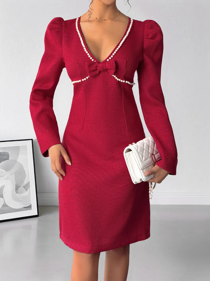 Robe moulante rouge à col V, liséré de perles et nœud – vue 4