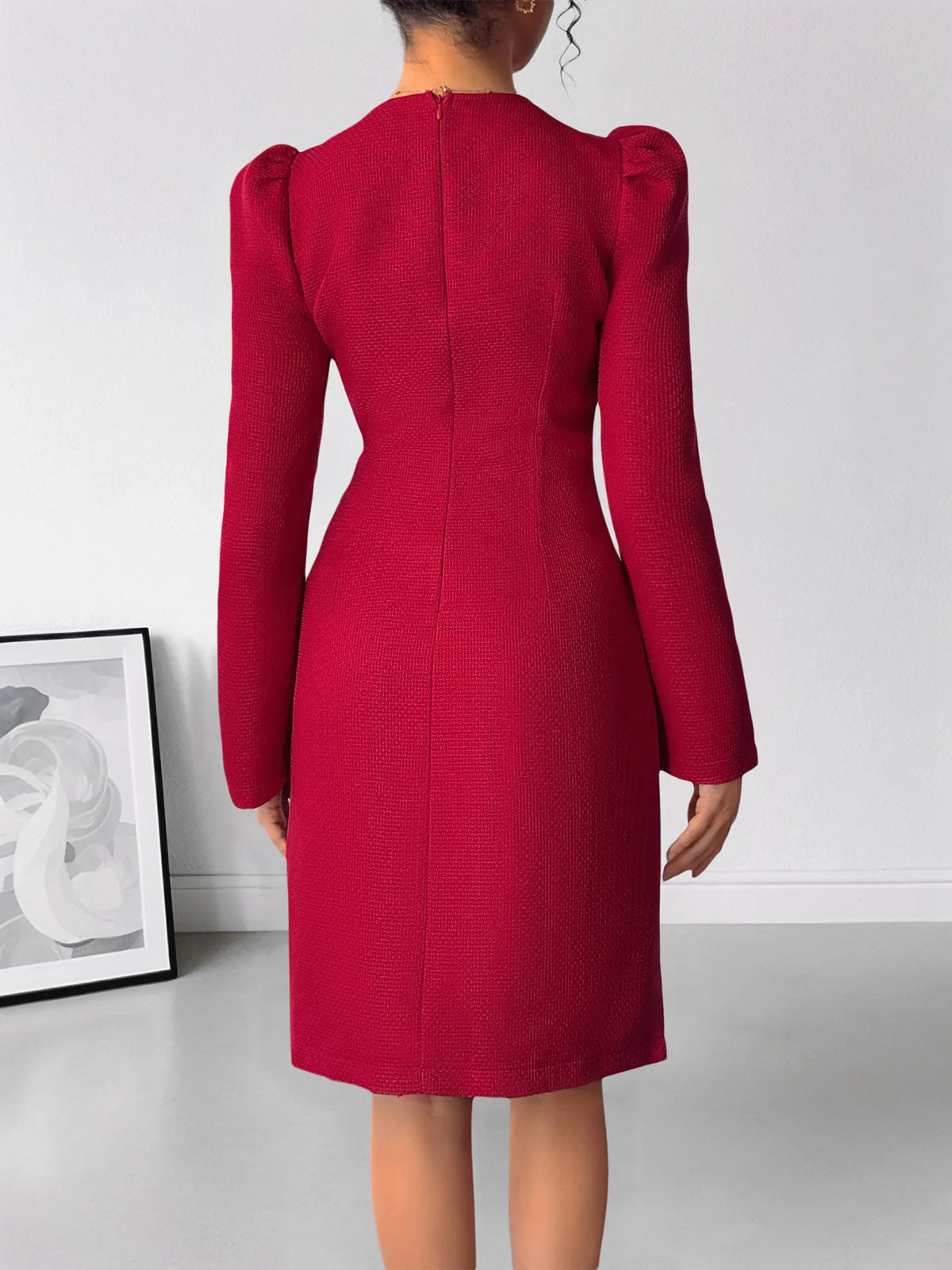 Robe moulante rouge à col V, liséré de perles et nœud – vue 5