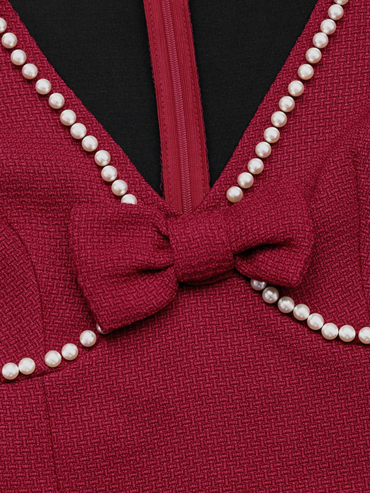 Robe moulante rouge à col V, liséré de perles et nœud – vue 7
