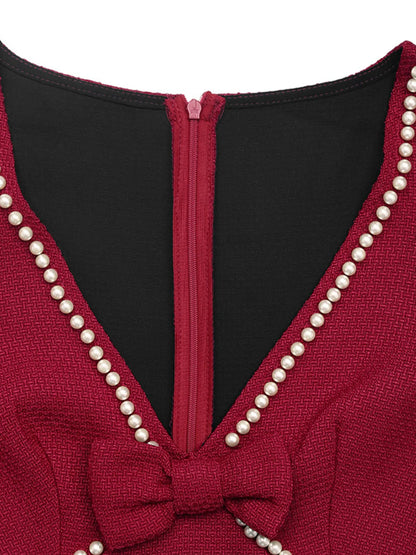 Robe moulante rouge à col V, liséré de perles et nœud – vue 8