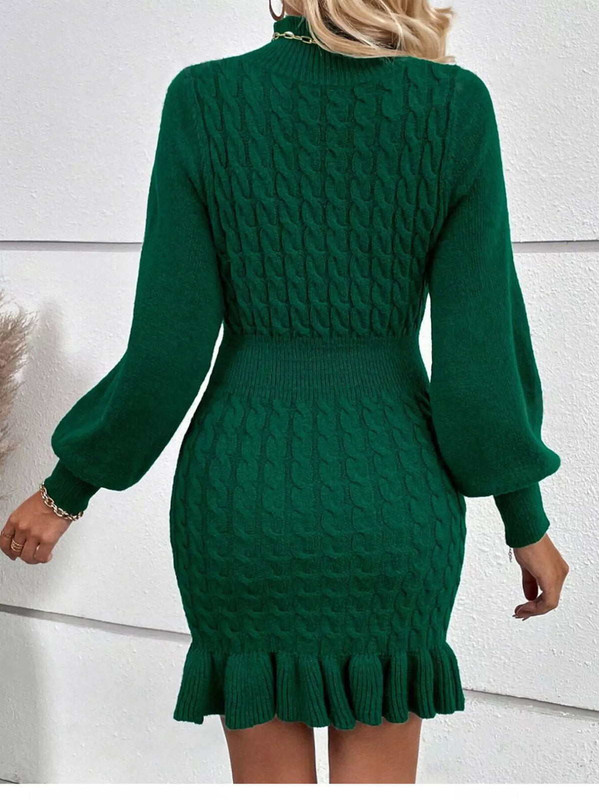 Robe pull en maille torsadée à col montant et volants pour femme – vue 7