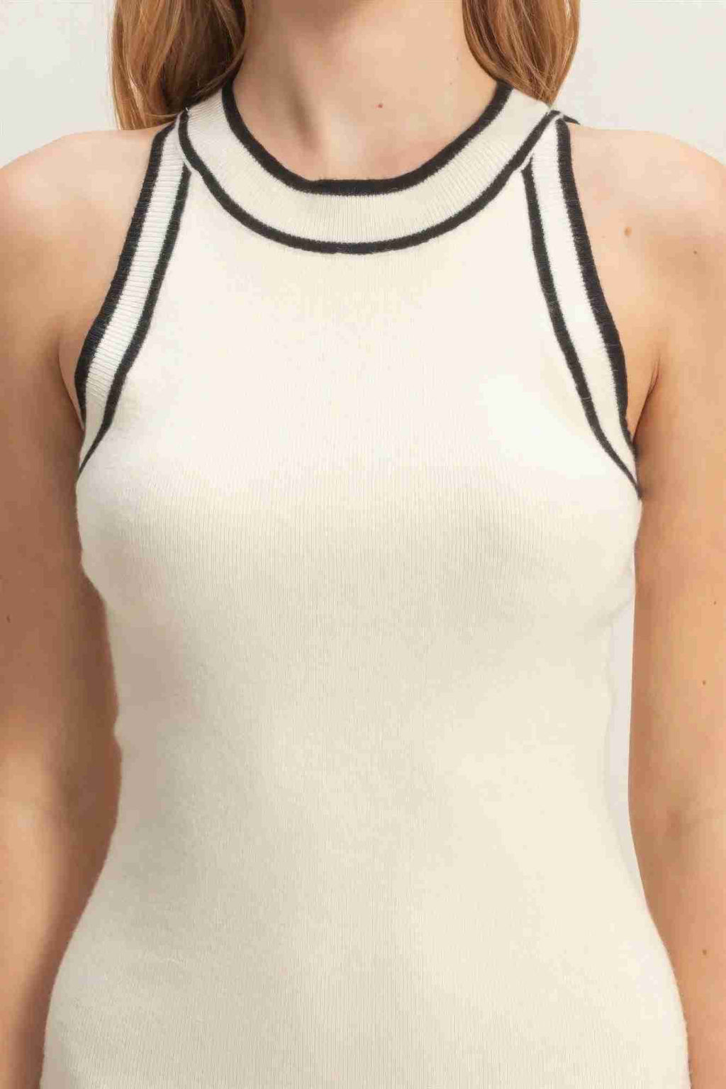 Robe sans manches ivoire à bordures noires, col rond côtelé