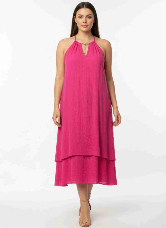 Robe sans manches fuchsia à ourlet asymétrique et collier doré, vue de face