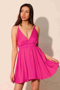 Robe courte fuchsia en satin crêpe lavé, décolleté V, bretelles, jupe évasée