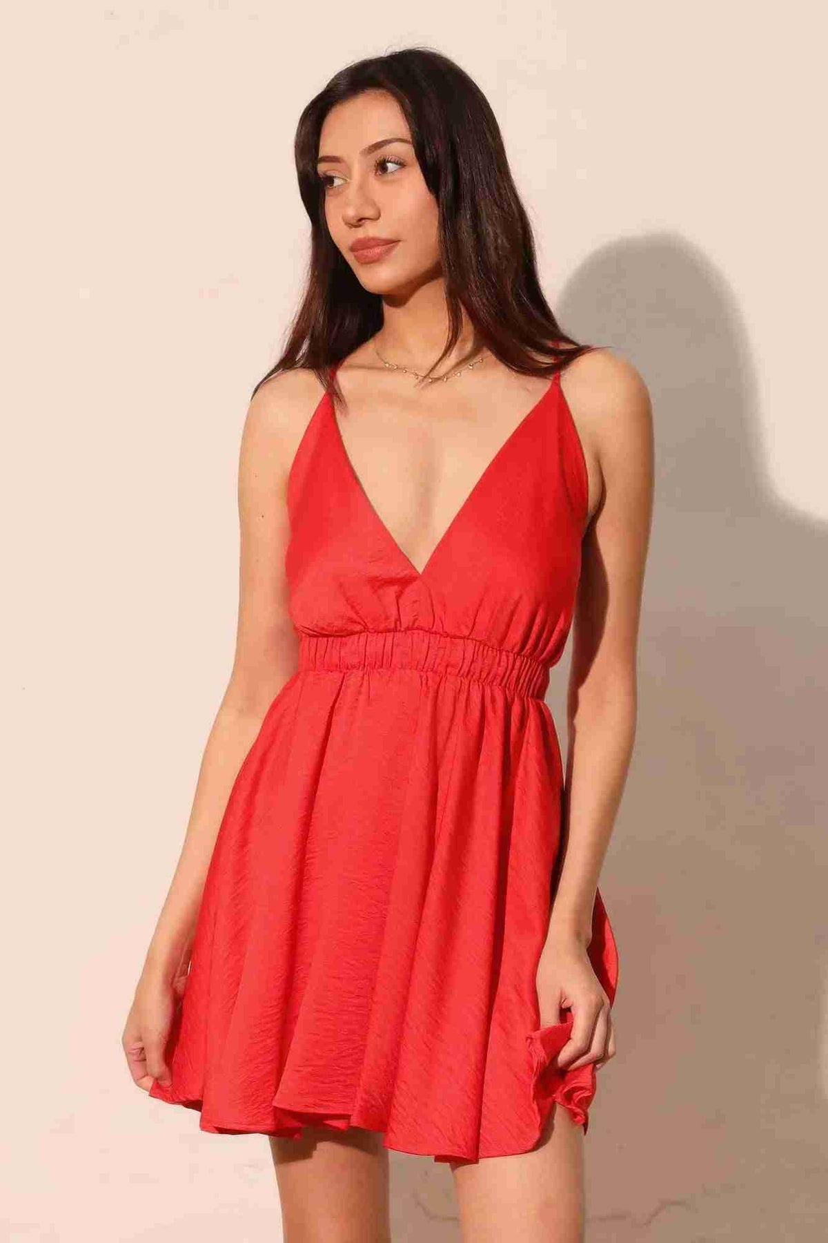 Robe courte rouge en satin crêpe lavé, décolleté V, bretelles fines, taille froncée