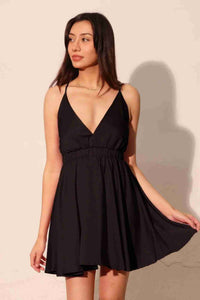 Robe courte noire en satin crêpe lavé, décolleté V, bretelles fines, taille froncée