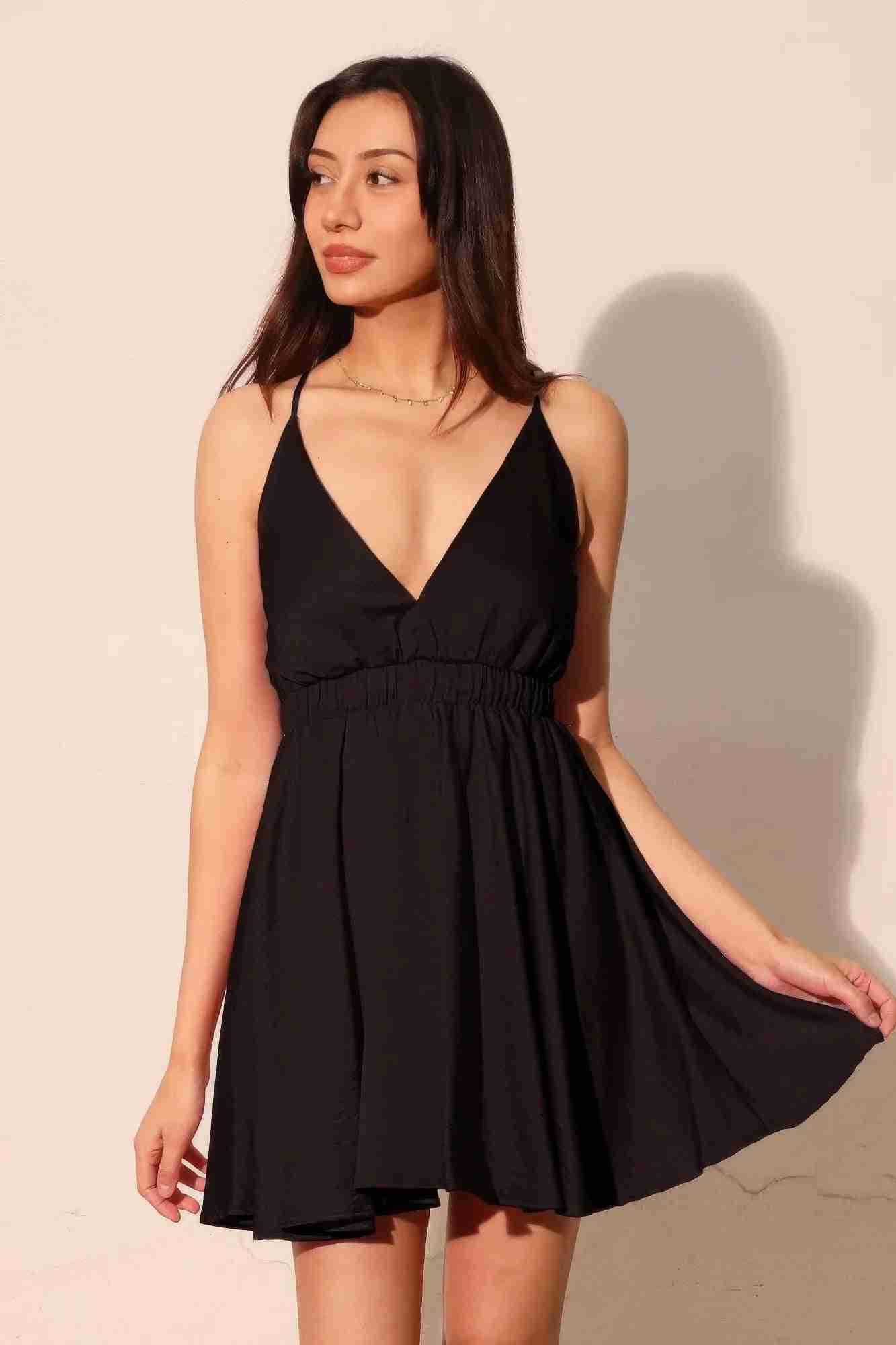 Robe courte noire en satin crêpe lavé, décolleté V, bretelles fines, taille froncée