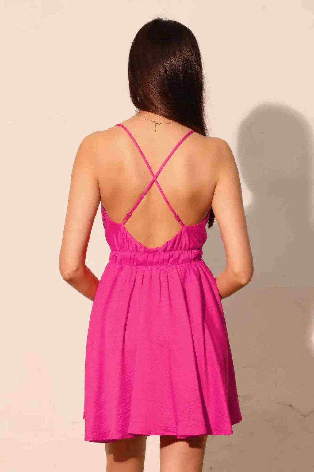 Robe courte fuchsia en satin crêpe lavé, dos avec bretelles croisées, taille froncée