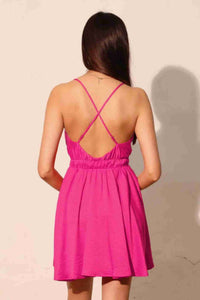 Robe courte fuchsia en satin crêpe lavé, dos avec bretelles croisées, taille froncée