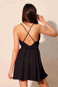 Robe courte noire en satin crêpe lavé, dos avec bretelles croisées, taille froncée