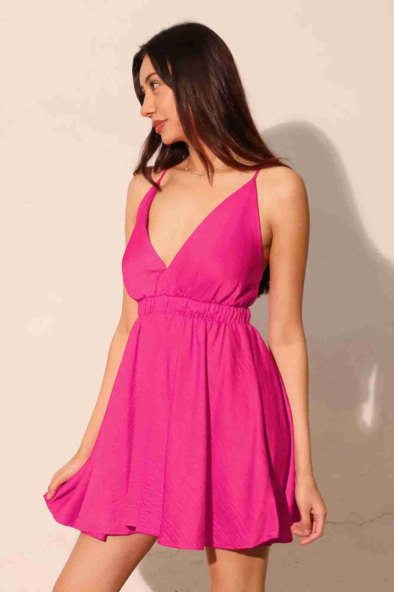 Robe courte fuchsia en satin crêpe lavé, décolleté V, bretelles fines, taille froncée