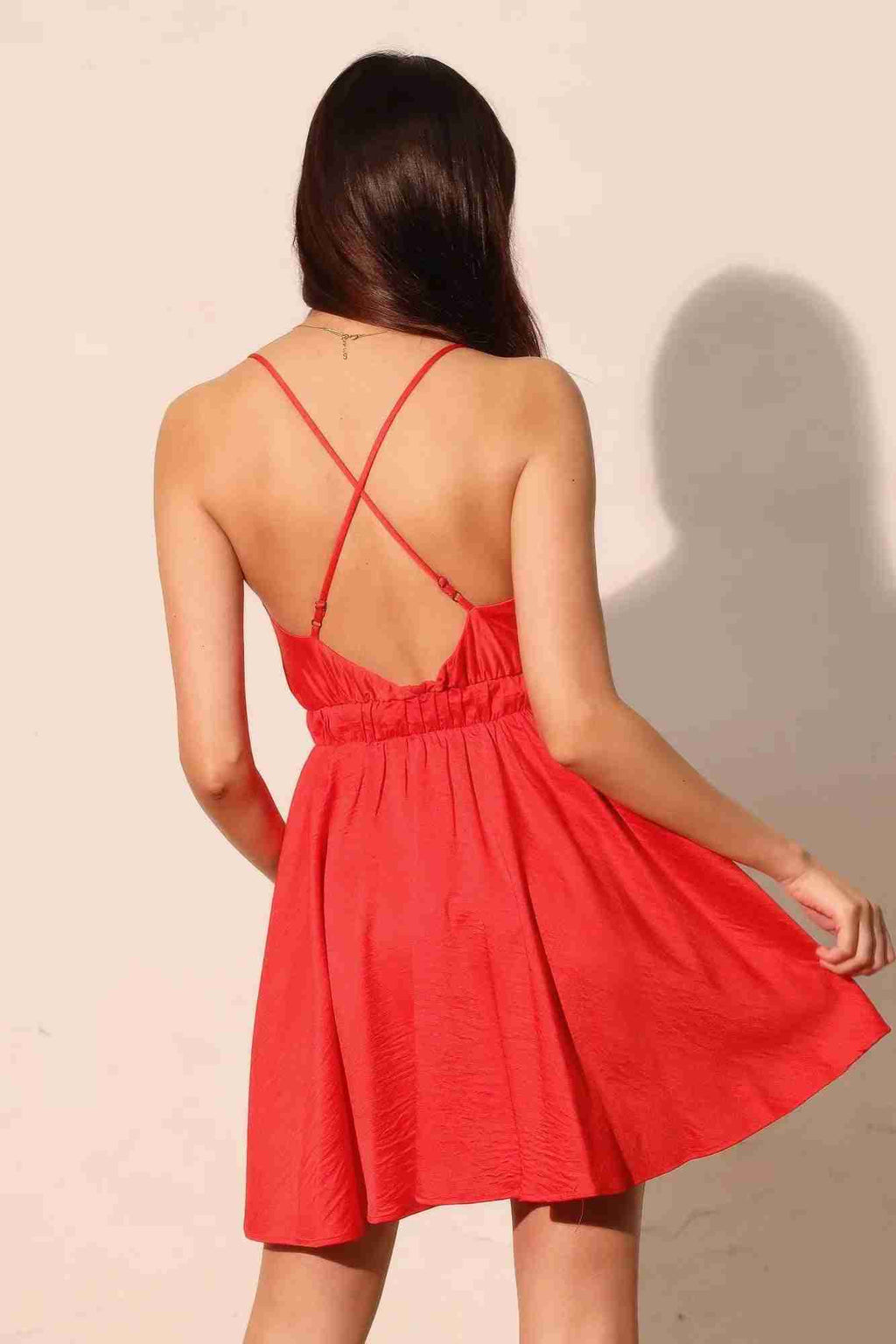 Robe courte rouge en satin crêpe lavé, dos avec bretelles croisées, taille froncée