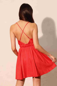 Robe courte rouge en satin crêpe lavé, dos avec bretelles croisées, taille froncée