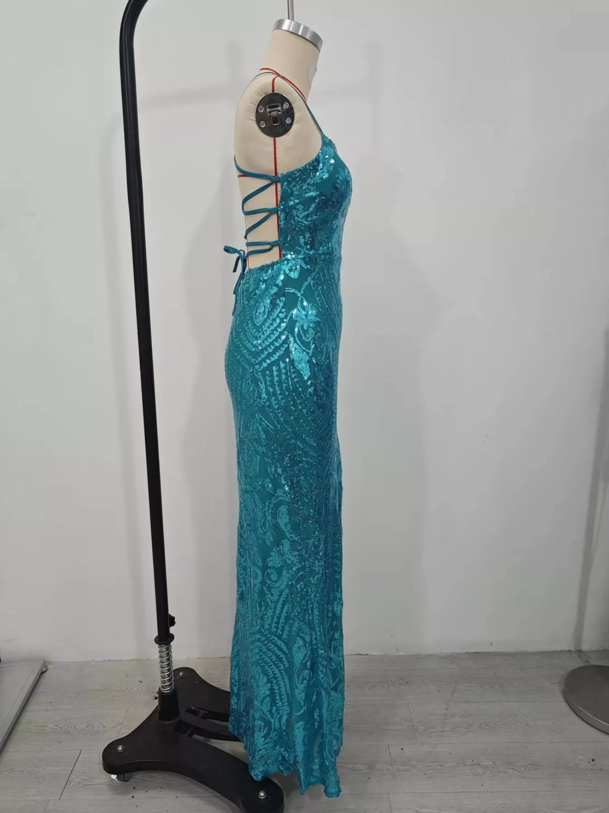 Robe de soirée moulante à sequins et dos nu lacé pour femme – vue 8
