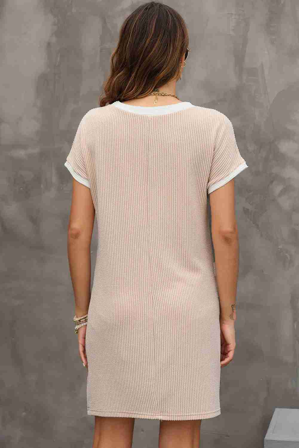 Robe t-shirt femme côtelée beige, vue dos, ourlet droit et manches courtes blanches