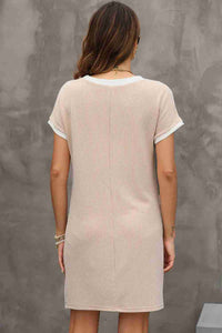 Robe t-shirt femme côtelée beige, vue dos, ourlet droit et manches courtes blanches