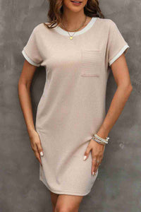 Robe t-shirt femme côtelée beige, poche poitrine, col et bords contrastants blancs