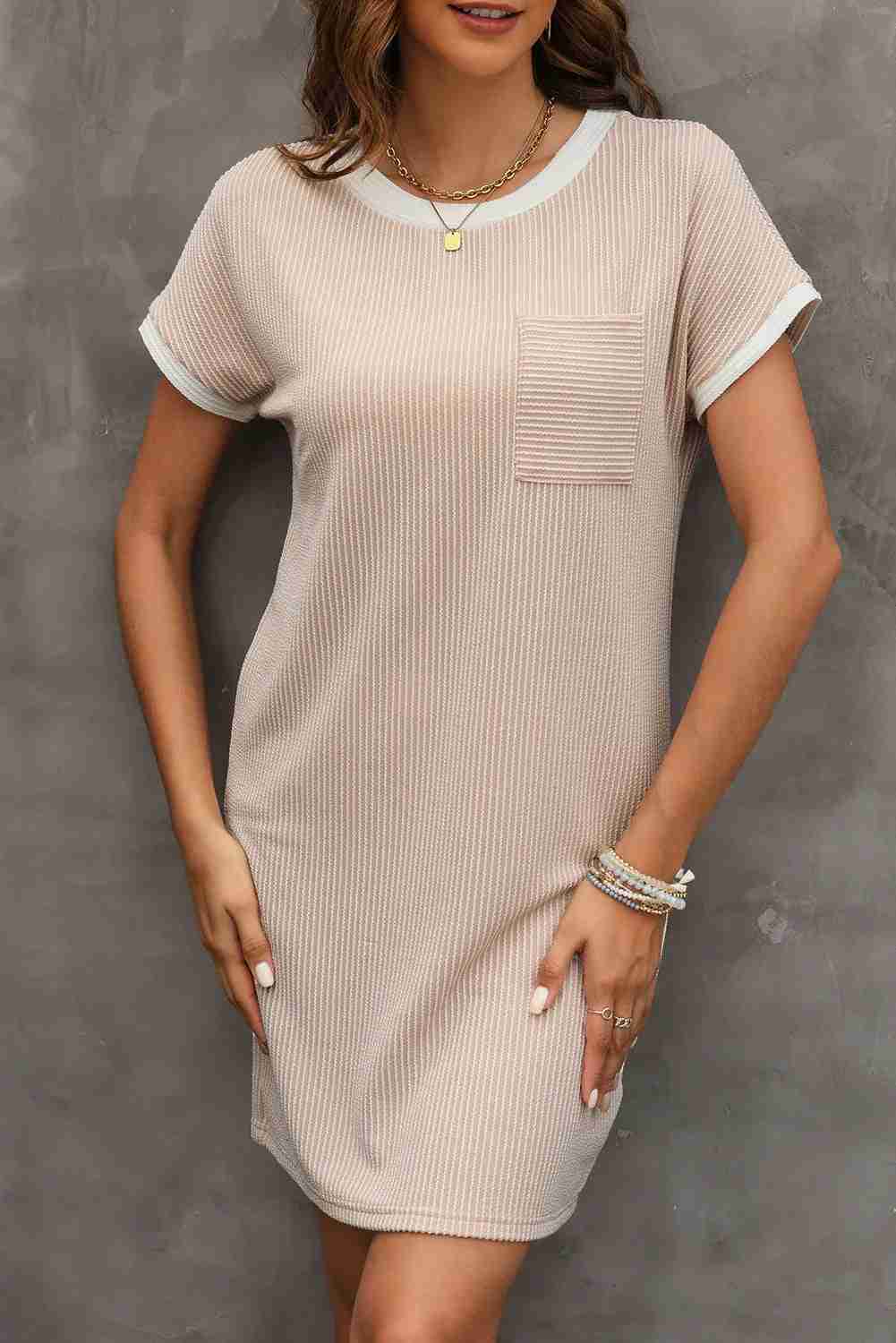 Robe t-shirt femme côtelée beige, poche poitrine, col et bords contrastants blancs