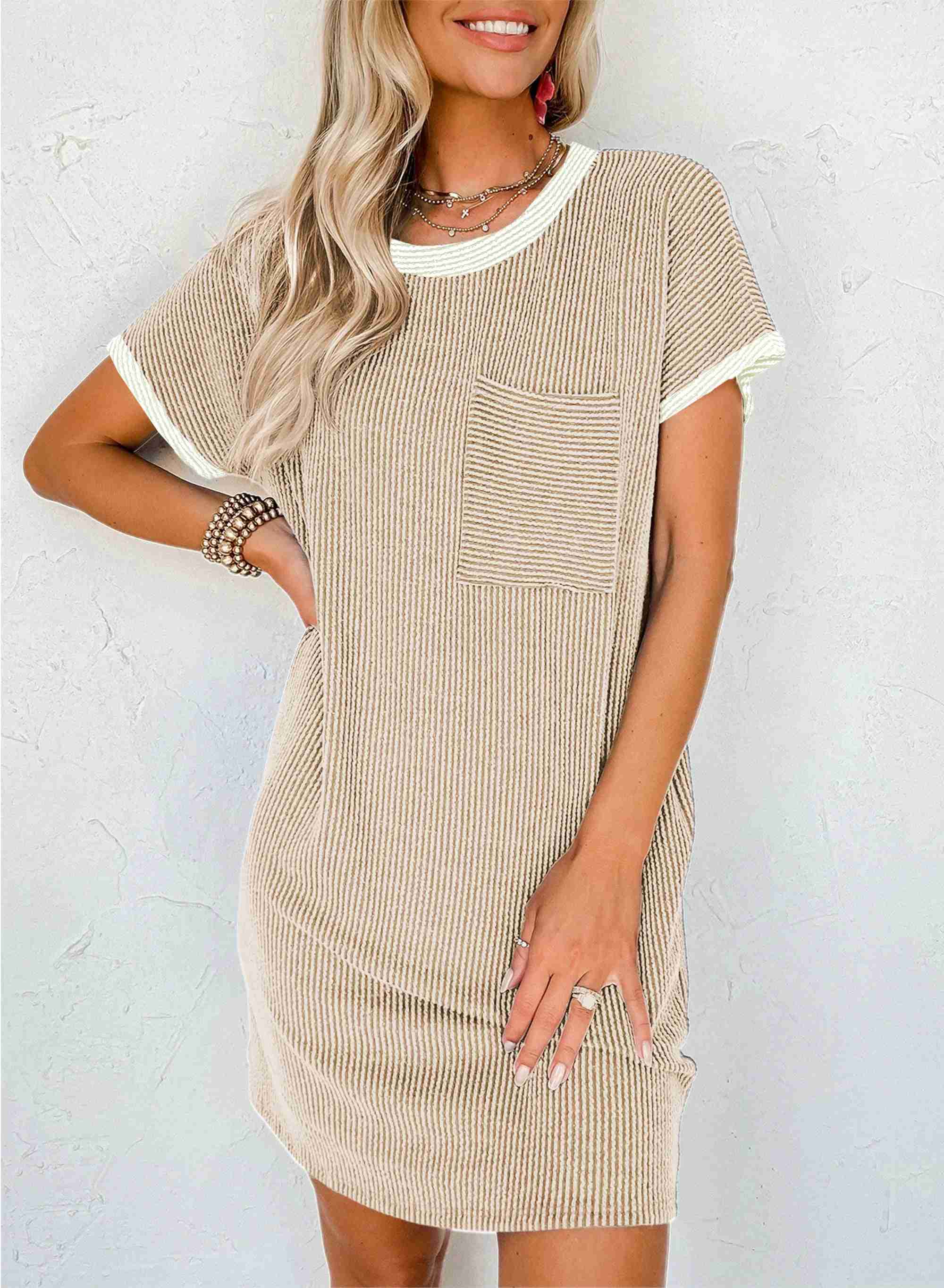 Robe t-shirt femme côtelée beige, poche poitrine, col ras du cou et manches courtes