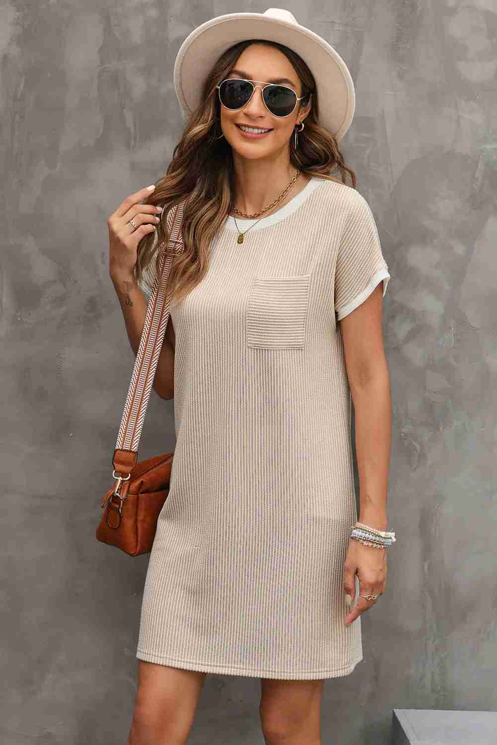 Robe t-shirt femme côtelée beige, poche poitrine, col et bords contrastants blancs