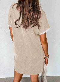 Robe t-shirt femme côtelée beige, vue dos, col ras du cou et ourlet droit