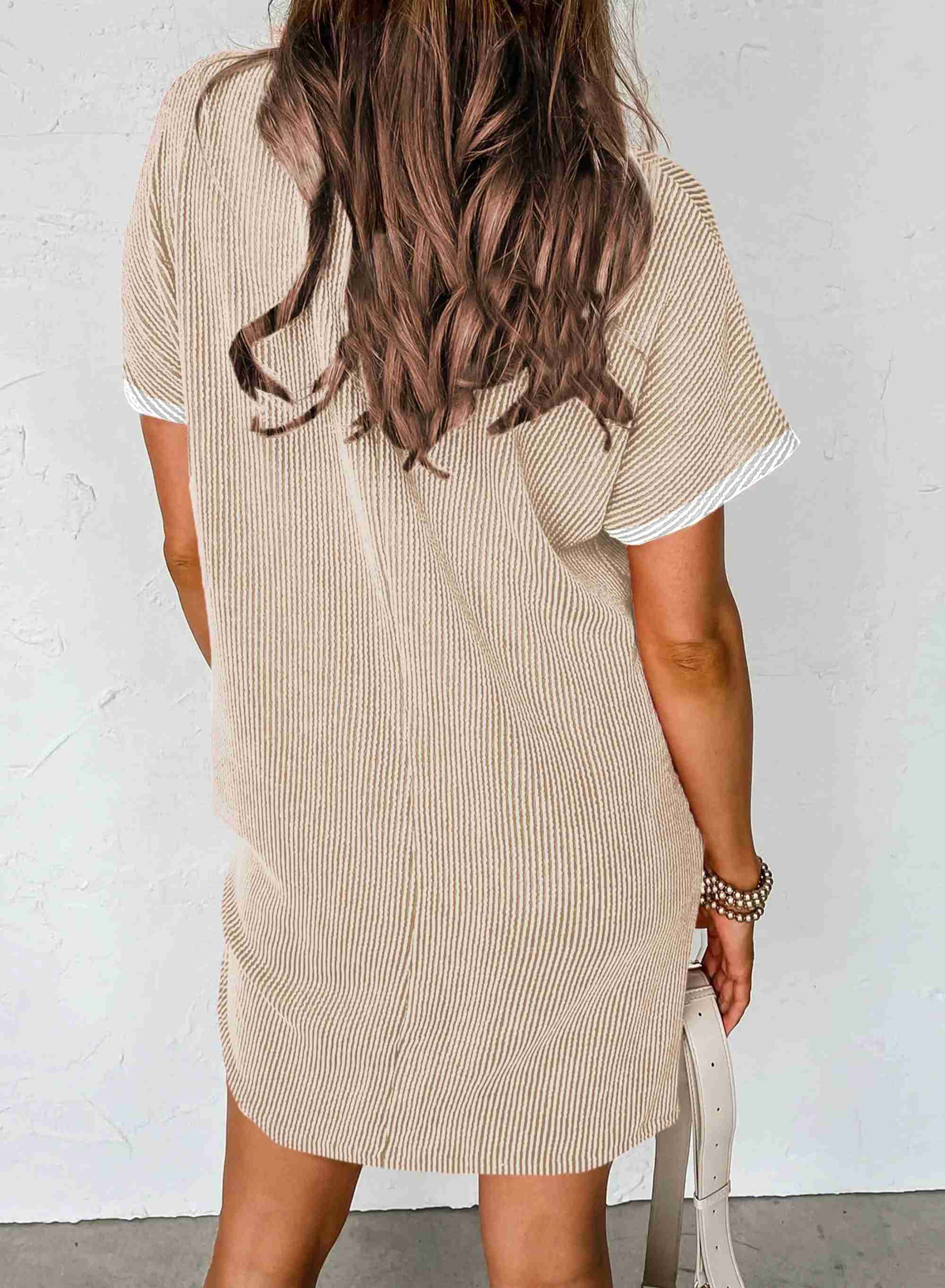 Robe t-shirt femme côtelée beige, vue dos, col ras du cou et ourlet droit