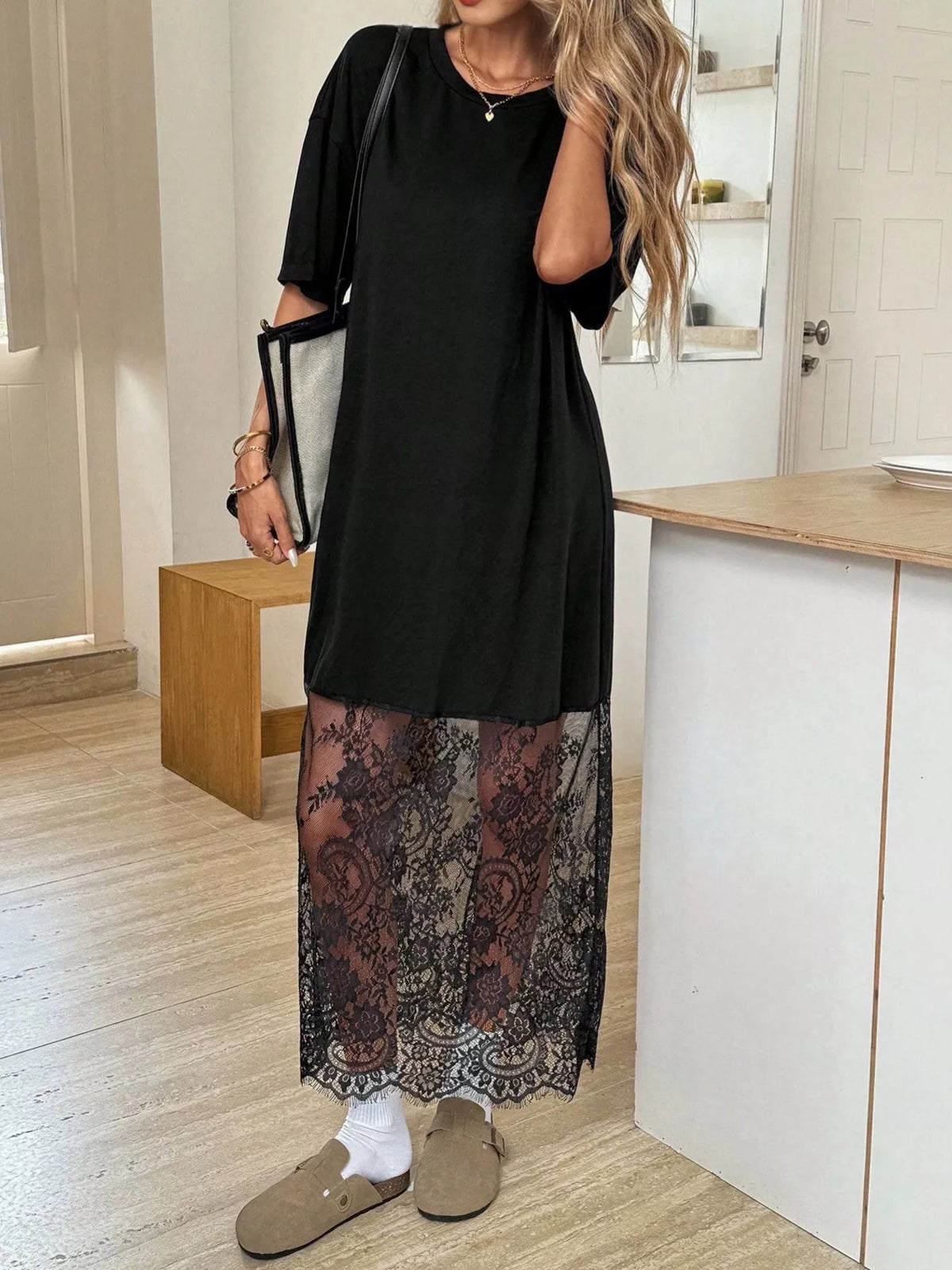 Robe t-shirt longue noir à bord en dentelle florale pour femme – vue 1