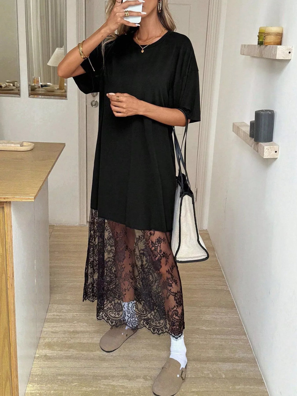Robe t-shirt longue noire à bord en dentelle florale pour femme – vue 2