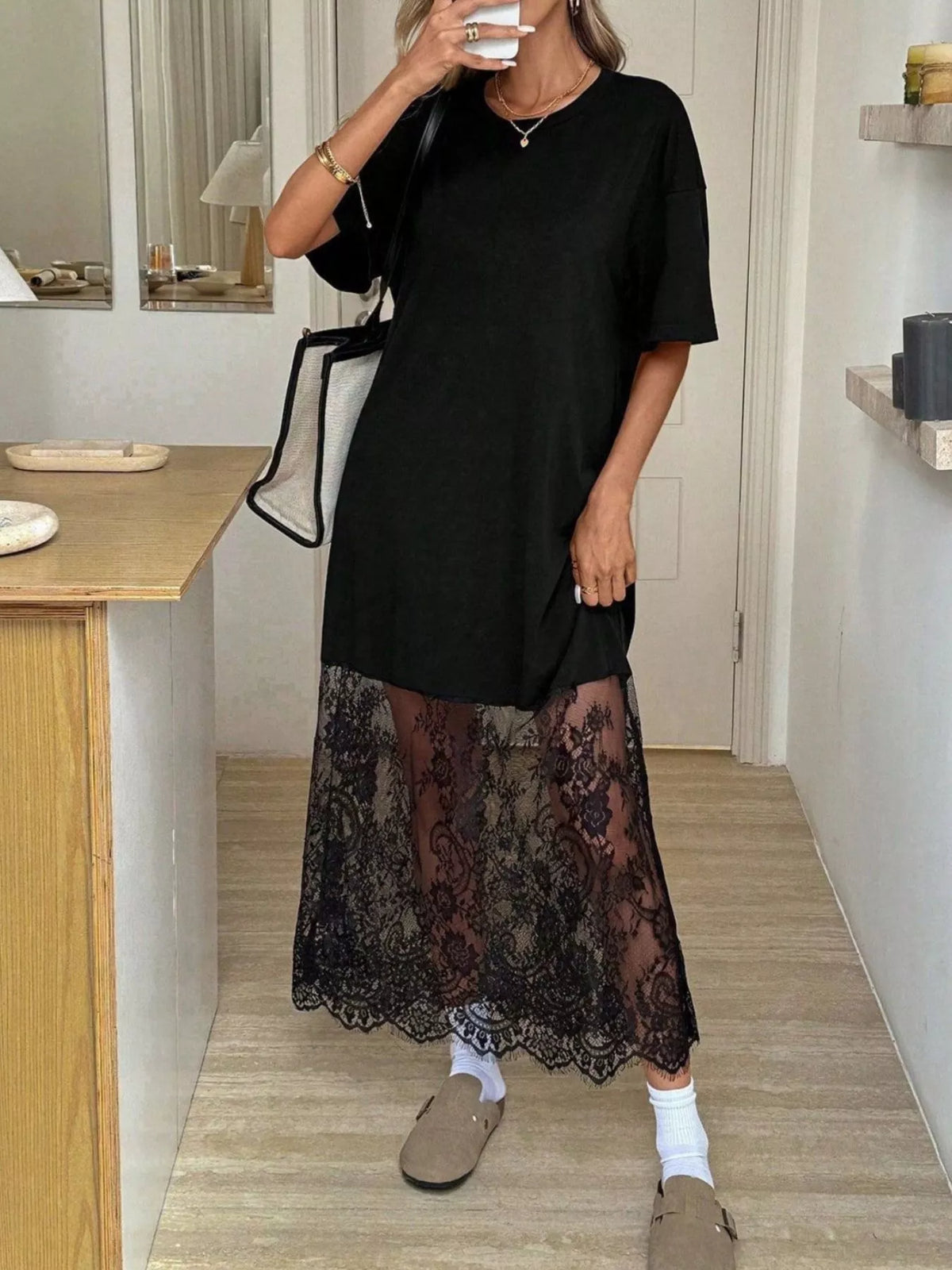 Robe t-shirt longue noire à bord en dentelle florale pour femme – vue 3
