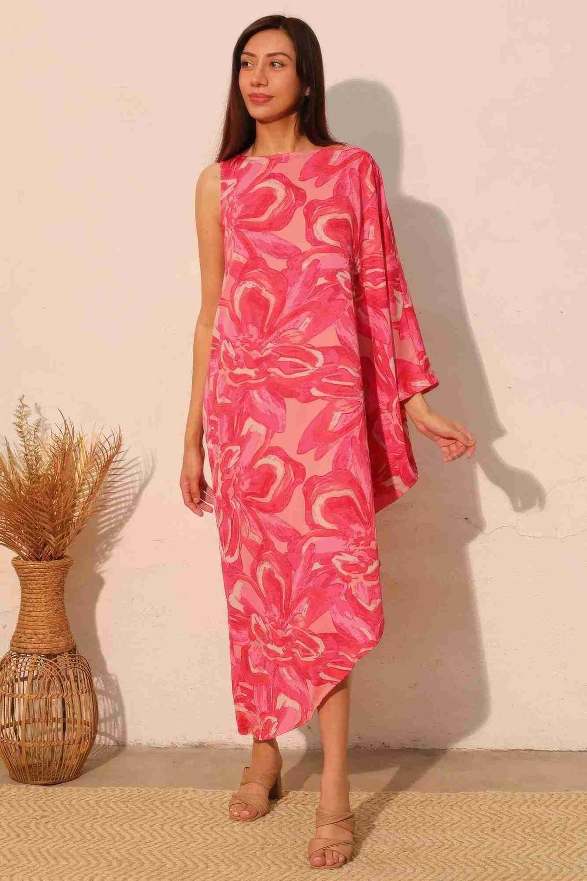 Robe fluide rose à imprimé floral, manche asymétrique drapée, coupe midi