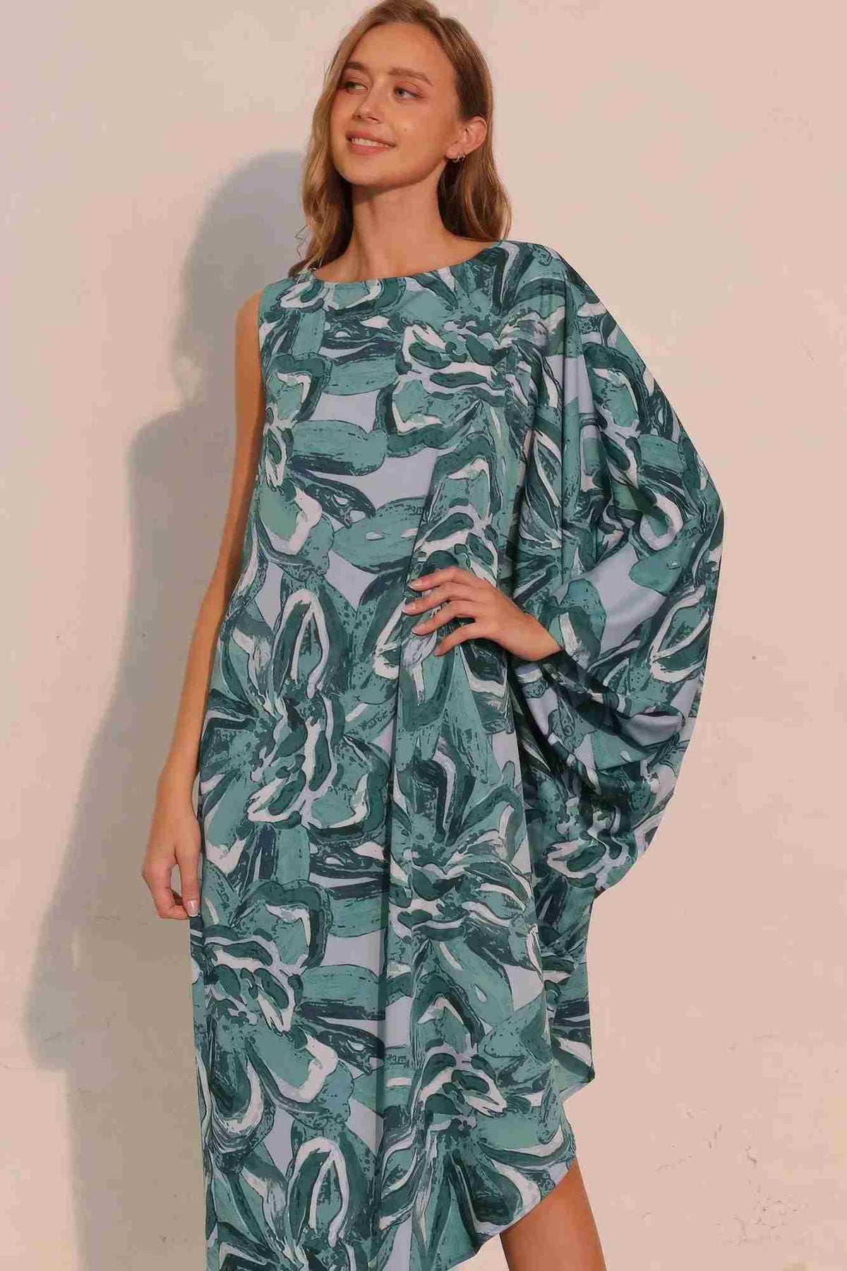 Robe fluide sarcelle imprimé floral, manche ample sur l’épaule, coupe midi