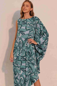 Robe fluide sarcelle imprimé floral, manche ample sur l’épaule, coupe midi
