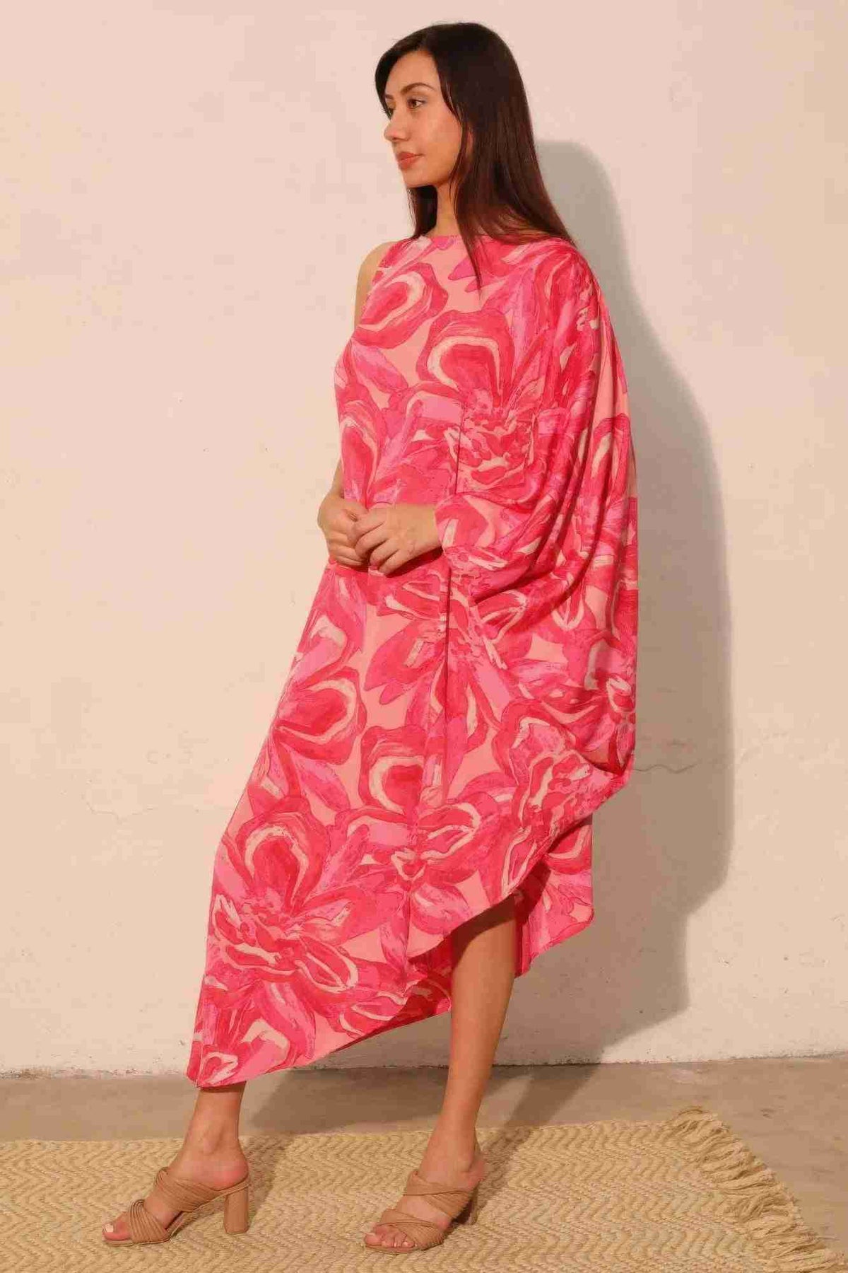 Robe fluide rose imprimé floral, dos nu et manche drapée, coupe midi