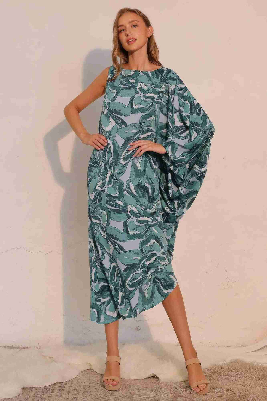 Robe fluide sarcelle imprimé floral, une manche drapée, coupe midi