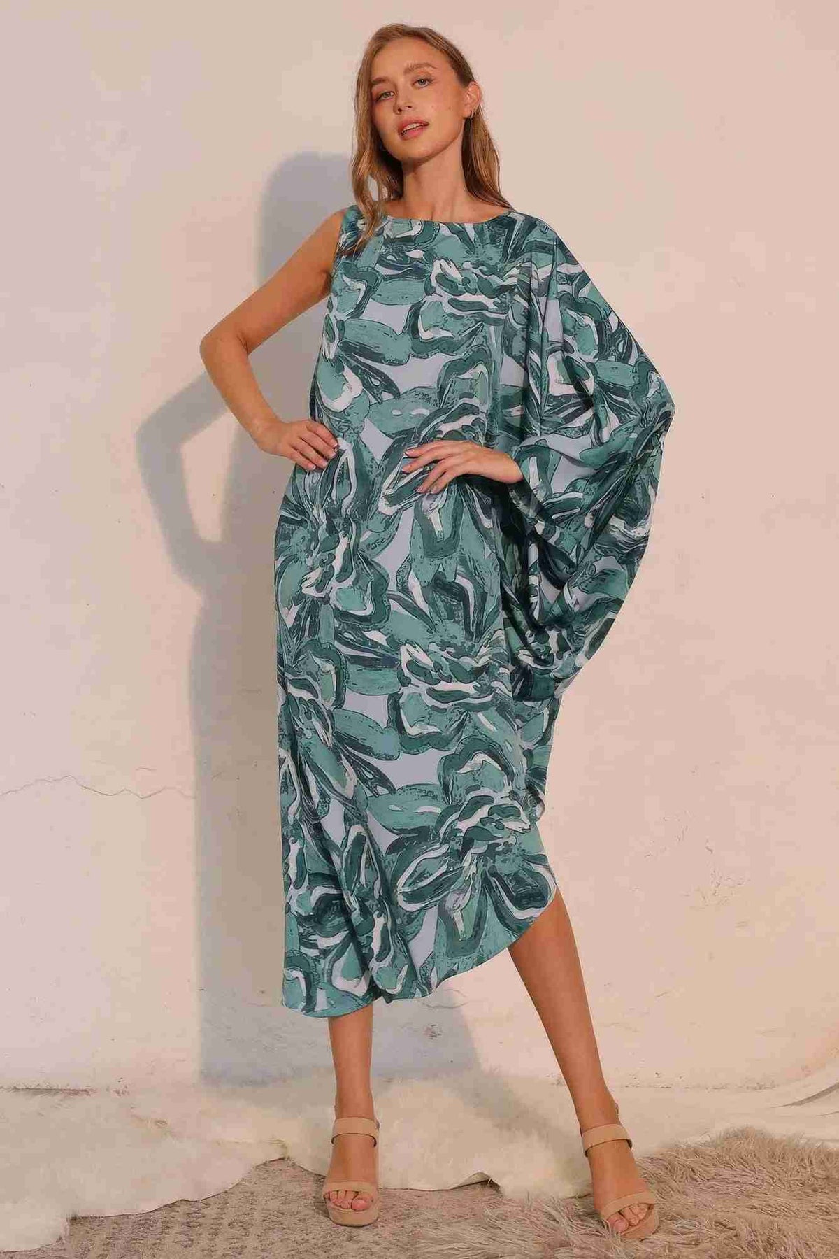 Robe fluide sarcelle imprimé floral, une manche drapée, coupe midi