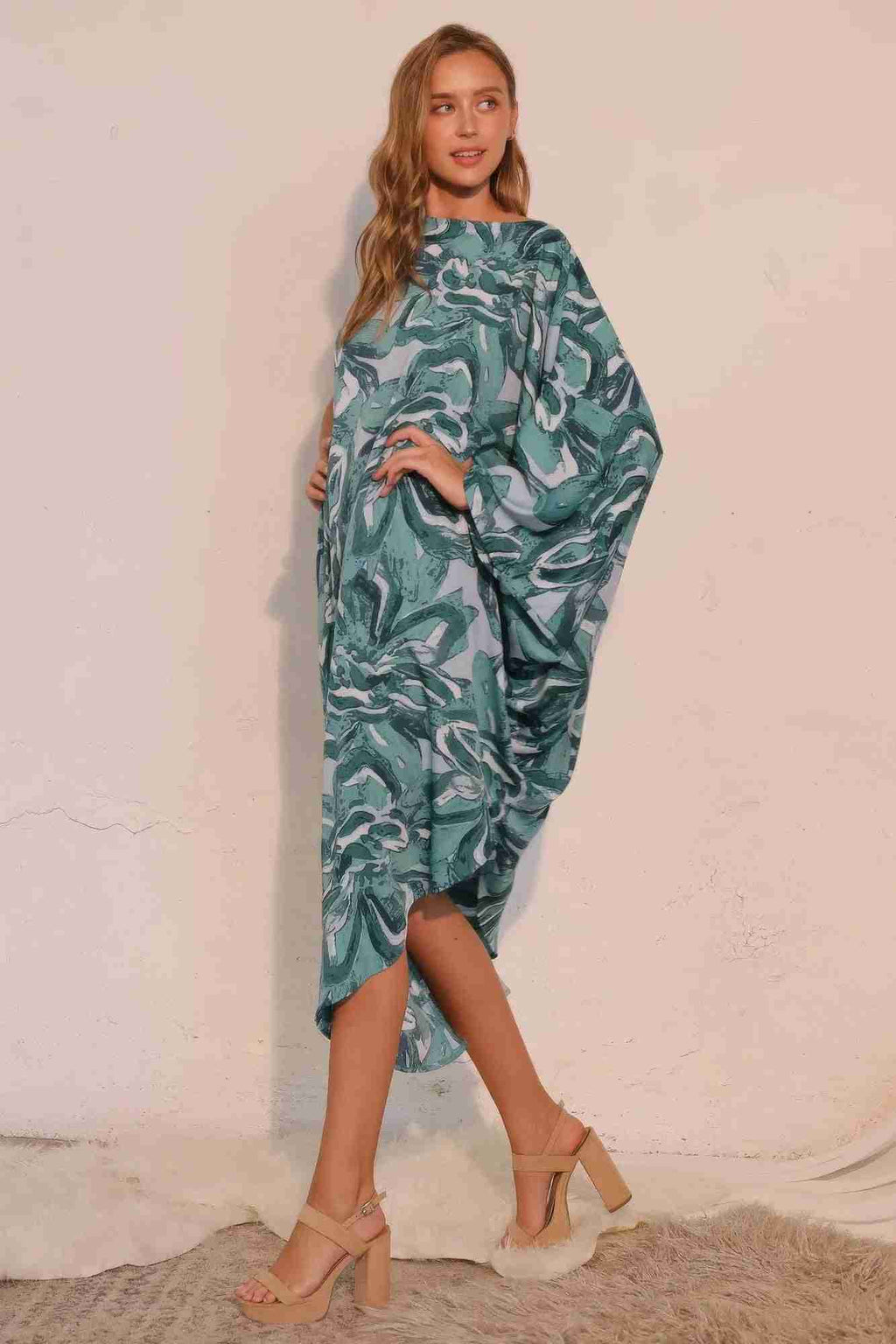 Robe fluide sarcelle imprimé floral, manche drapée asymétrique, coupe midi