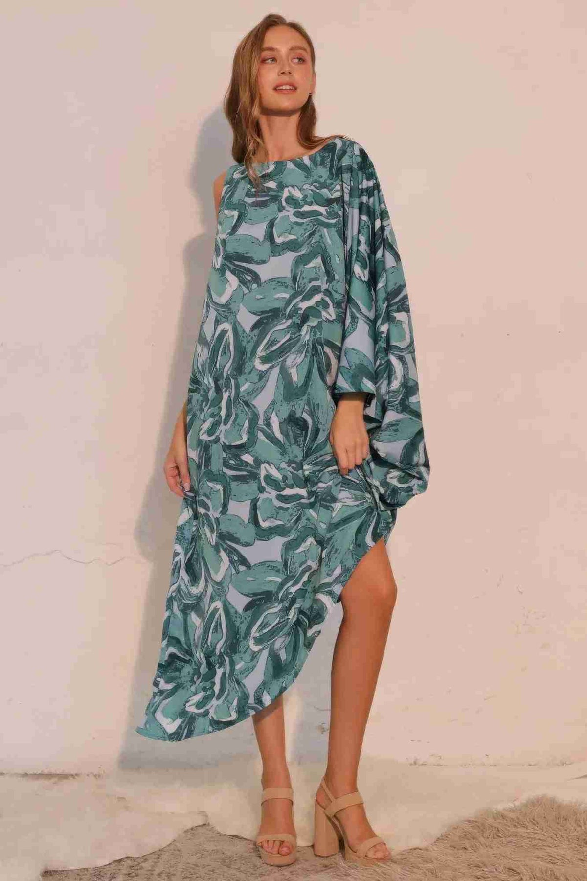 Robe fluide sarcelle imprimé floral, manche tombante, coupe midi