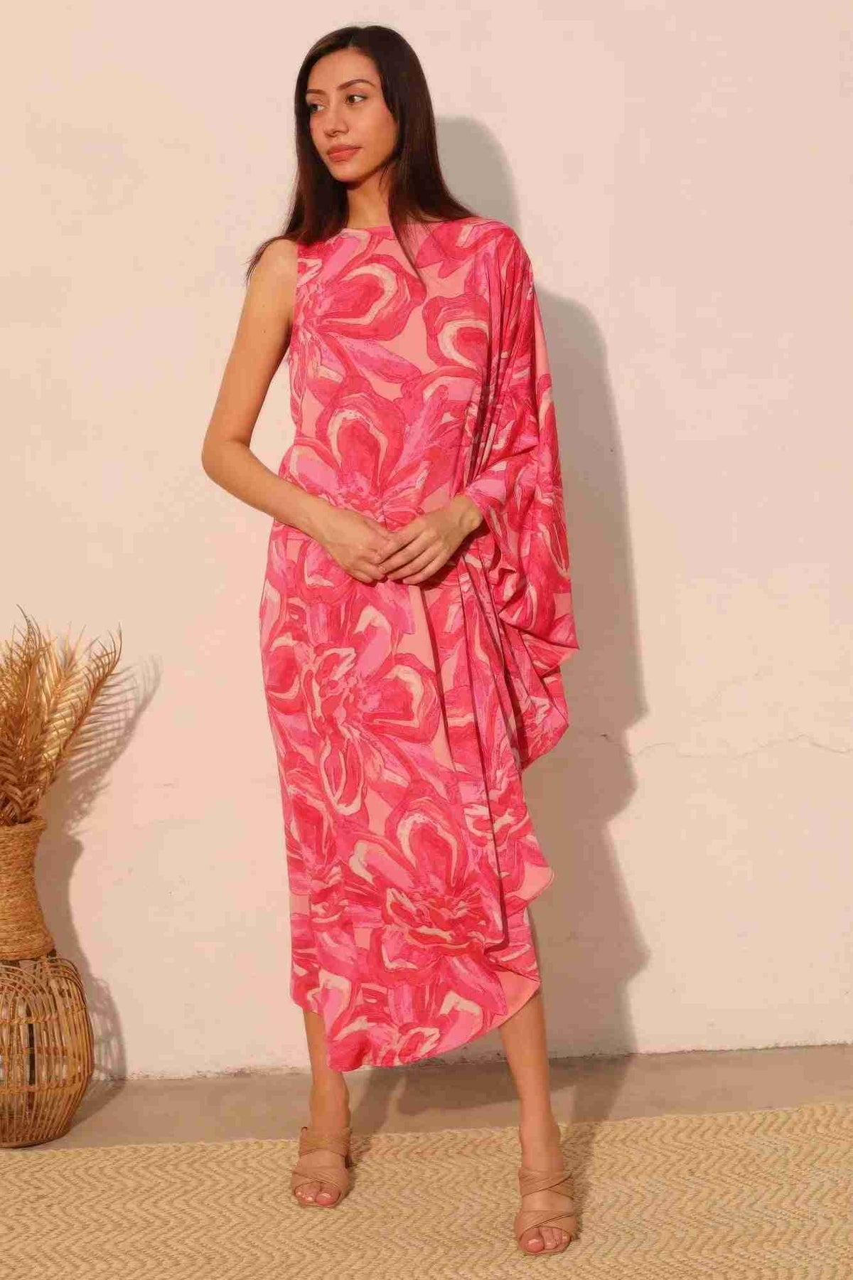 Robe fluide rose imprimé floral, manche drapée asymétrique, coupe midi