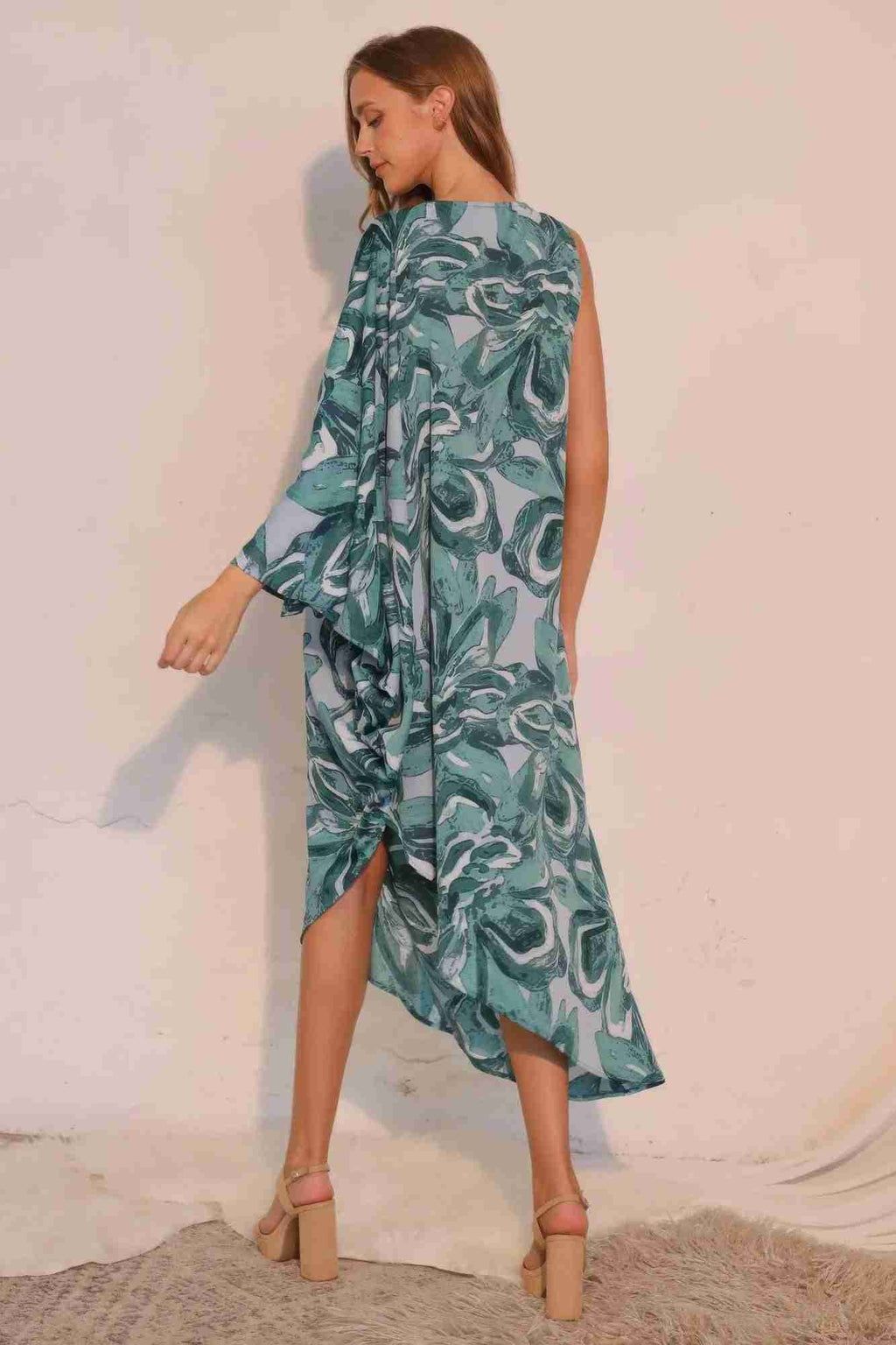 Robe fluide sarcelle imprimé floral, dos nu et manche drapée, coupe midi