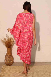 Robe fluide rose imprimé floral, dos et manche drapée, fente latérale midi