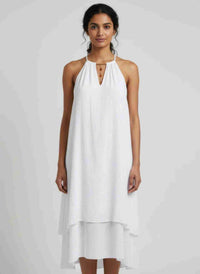 Robe blanche sans manches à ourlet asymétrique, détail collier doré