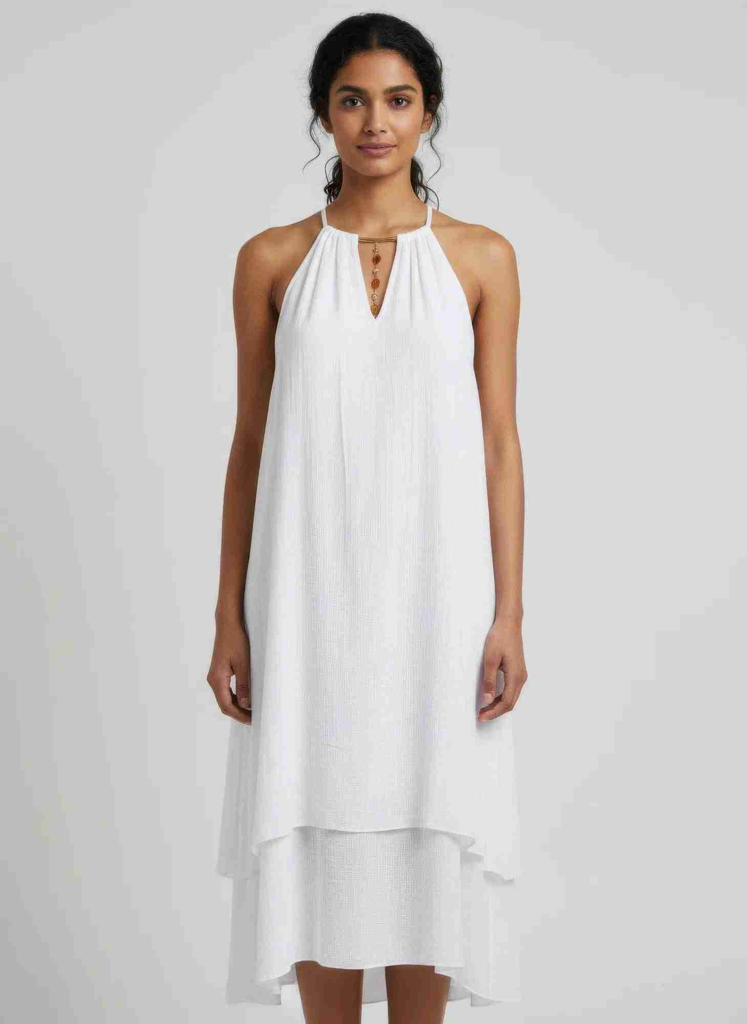 Robe blanche sans manches à ourlet asymétrique, détail collier doré