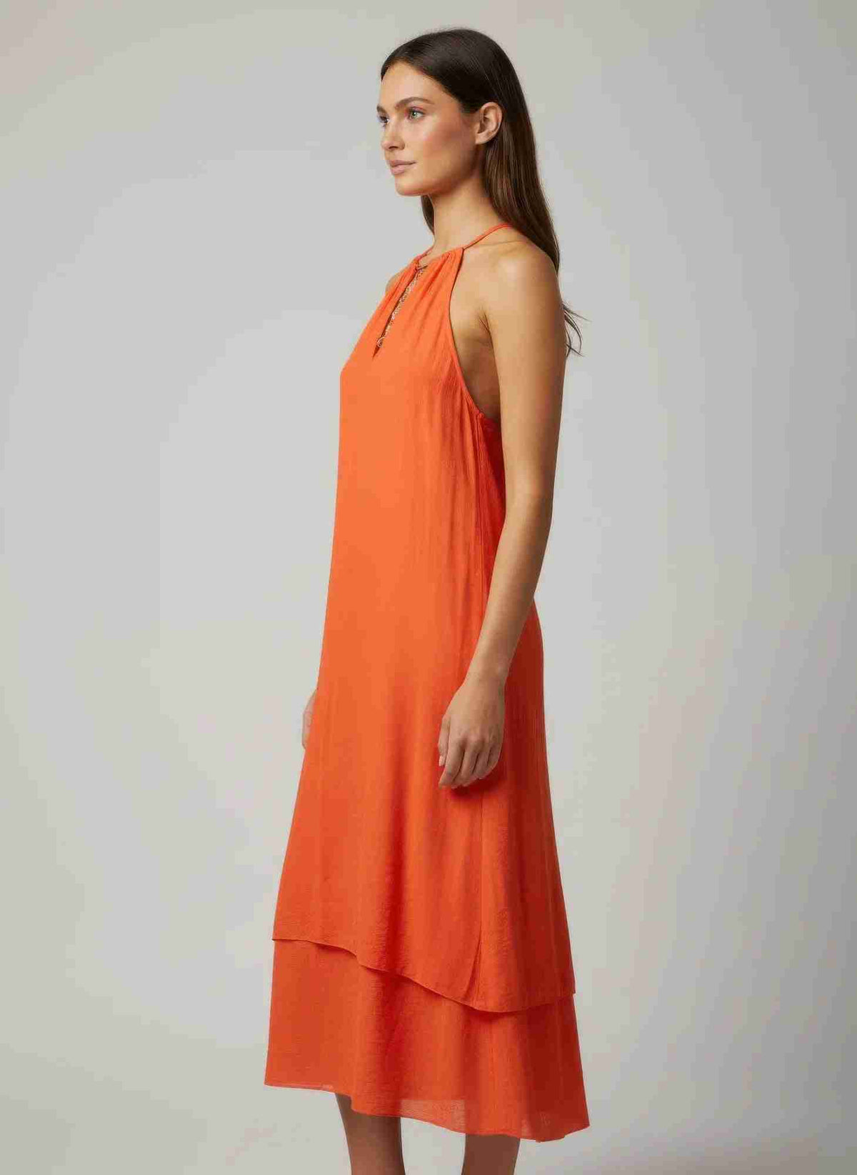 Robe orange sans manches à ourlet asymétrique, vue de profil