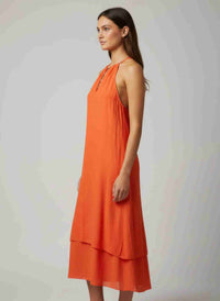 Robe orange sans manches à ourlet asymétrique, vue de profil