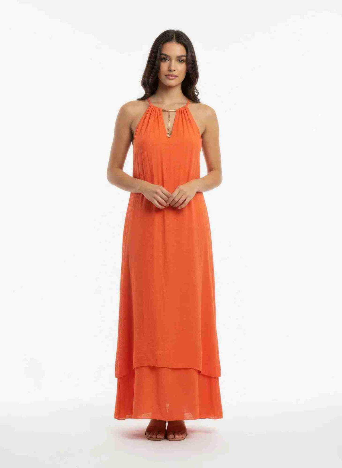 Robe orange sans manches à ourlet asymétrique, détail collier doré