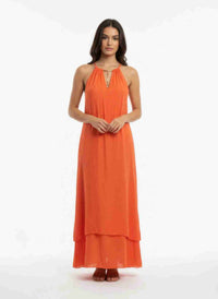 Robe orange sans manches à ourlet asymétrique, détail collier doré