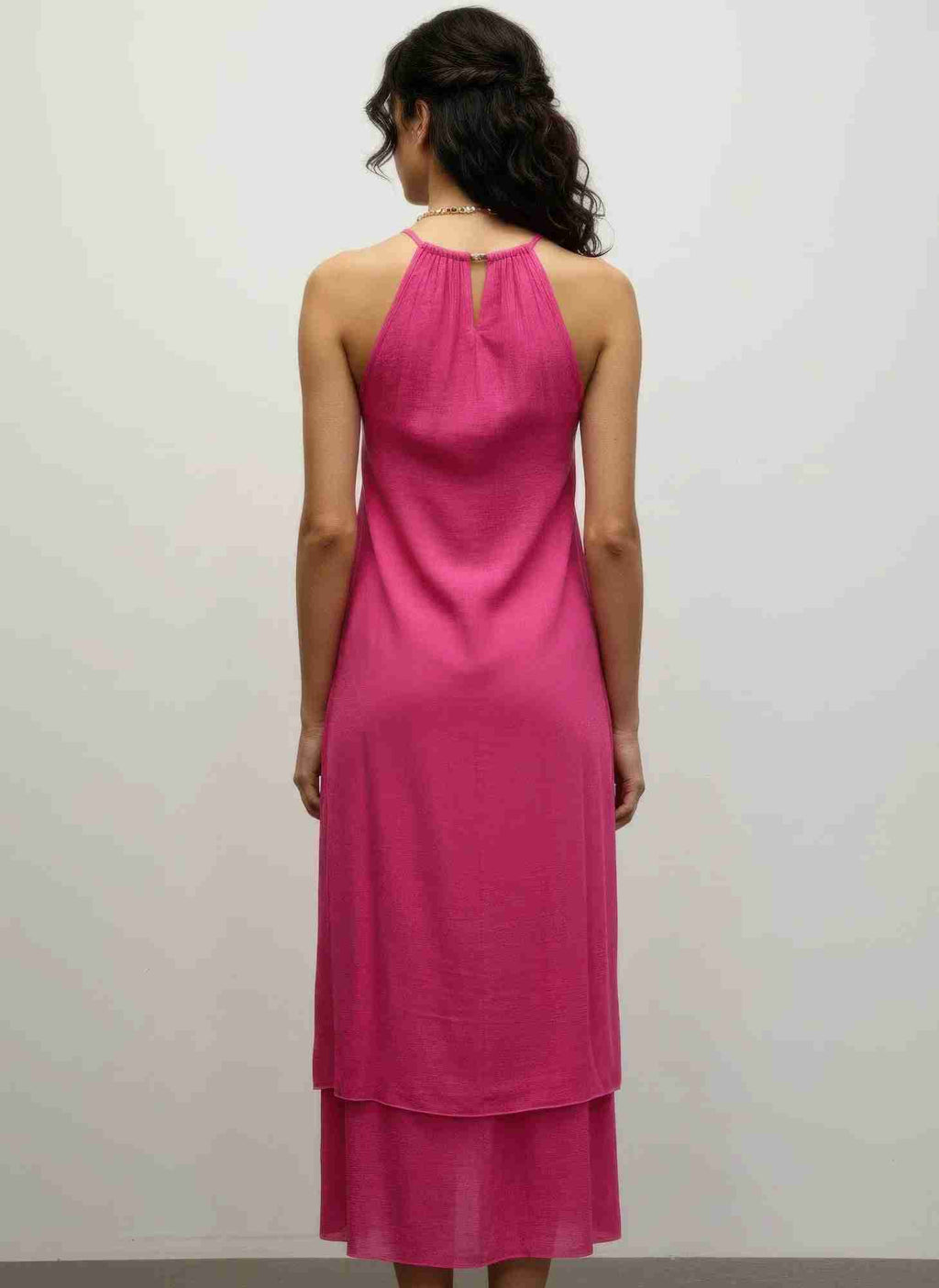 Robe fuchsia sans manches, dos dégagé, ourlet asymétrique