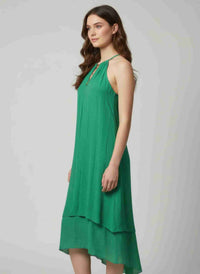 Robe verte sans manches à ourlet asymétrique, détail collier doré, vue de profil