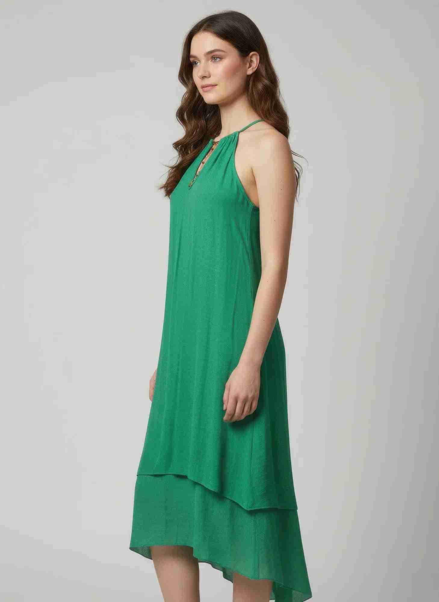 Robe verte sans manches à ourlet asymétrique, détail collier doré, vue de profil
